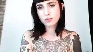 Татуированная малышка Anamercury трахает очко фаллосом