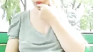 Вагинальный фистинг в парке