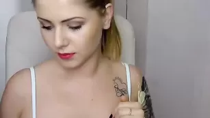 Смазливая куколка Neviia ласкает сисечки