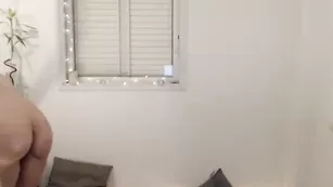 Худенькая пассия Cindy_96 натирает тело маслом