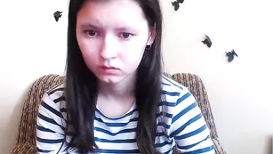 Молодая худышка Pretty_lori дрочит бритую пизду