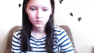 Молодая худышка Pretty_lori дрочит бритую пизду