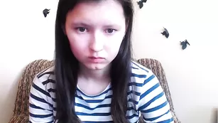 Молодая худышка Pretty_lori дрочит бритую пизду