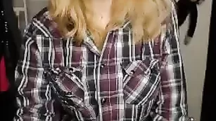 Озорная шлюшка Lauraa18 показывает большие сиськи