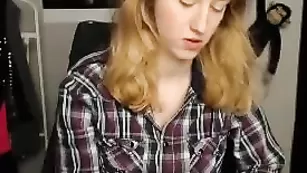 Озорная шлюшка Lauraa18 показывает большие сиськи