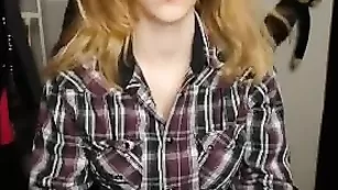 Озорная шлюшка Lauraa18 показывает большие сиськи