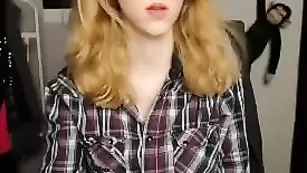 Озорная шлюшка Lauraa18 показывает большие сиськи