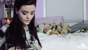 Сексуальная телочка Ashe_Maree вставляет пробку в анал