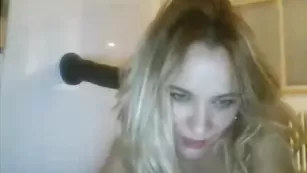 Искусная леди Ladygilda насаживается на черный дилдо