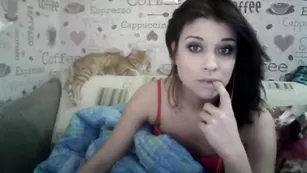 Горячая брюнеточка Russypussy141 ласкает половые губки