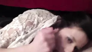 Шикарная брюнетка Pik4pik4 делает минет и трахается в киску