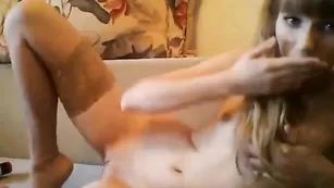 Малая дева Bars377 трахает себя дилдо