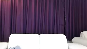 Шальная телочка Laurenbrite эротично раздевается