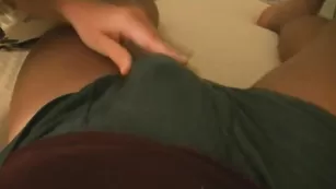 Прелестная телочка Geniva трахается в пизду