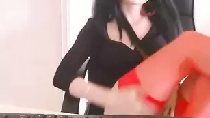 Незабываемая Sandrahorny показывает стройные ножки