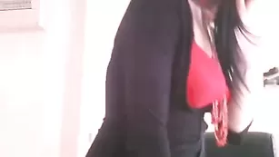 Незабываемая Sandrahorny показывает стройные ножки