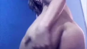 Грудастая брюнеточка Katybutt трахает киску секс игрушкой