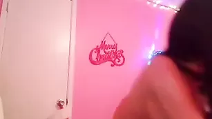 Брюнетка в сапожках megynfux куролесит с вибратором