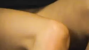 Стройная модель sweetdlight20 показывает ножки