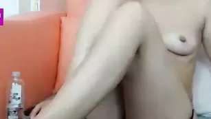 Блонда ladyjaniny снимает чулки и обмазывается маслом