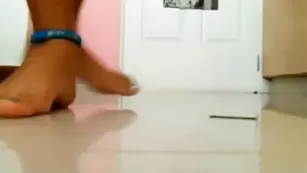 Пошлая сука Aniytta LiveJasmin показывает сексуальные ножки