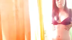 Рыжая куколка Kttkweedgirl заводит бритыми отверстиями