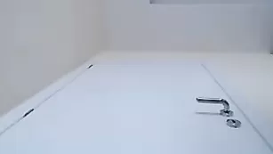 Молодая сучка CuteDoll1995 дрочит пизду фаллосом