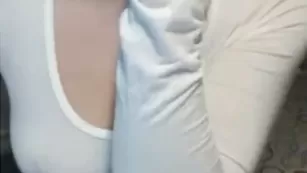 Пошлая самка Leonella массирует пилотку через трусики