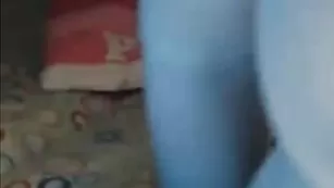 Пошлая самка Leonella массирует пилотку через трусики