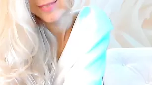 Очаровательная Elfiiyka показывает попку