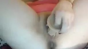 Грудастая сучка Hotmamamm трахает пилотку фаллосом