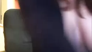 Заманчивая Sarahot81 довольствуется вагинальной дрочкой