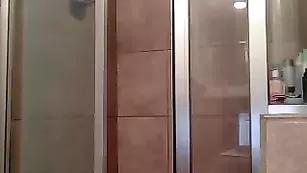 Шальная девка E_is_for_esme принимает душ