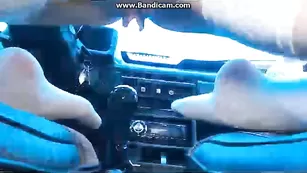 Скачет на рычаге КПП в машине