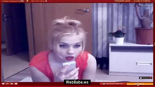 Lollie в чулках потеребила киску, лежа на спине