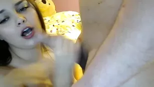 Шальная красотка Wearethebestinthissite отсасывает парню член