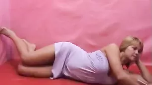 Пошлая дамочка BlondiCat снимает платье