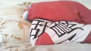 Смазливая пассия Sellapink трахает бритую пизду