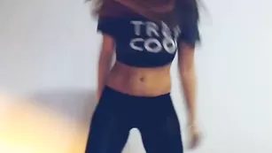 Изящная Dominiqueeee танцуется и раздевается