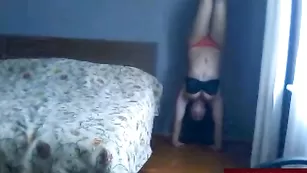BlondiCat деваха с большими буферами танцуя на вебку, внезапно стала на руки