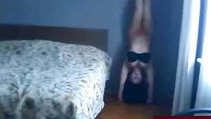 BlondiCat деваха с большими буферами танцуя на вебку, внезапно стала на руки