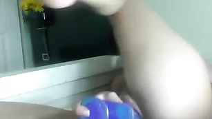 Шикарная самка Hot4u2see жестко дрочит анал