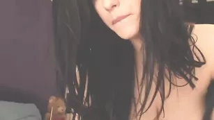 Смачная телка Sweetaangel отсасывает резиновый пенис