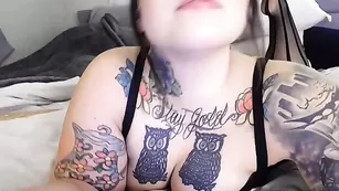 Татуированная шмара Sugarbooty мастурбирует бритую пизду