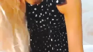 Блондинка Elfiiyka примеряет новую одежду