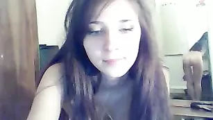Жаркая сучка SweetySecret теребит вагинальное отверстие