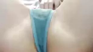 Смазливая шваль Charisa тычет пальчиками в свои дырочки