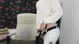 Брюнеточка karllasexy танцует лишь в одежде