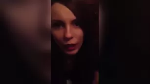 Манящая куртизанка erotic whisper снимает себя на телефон