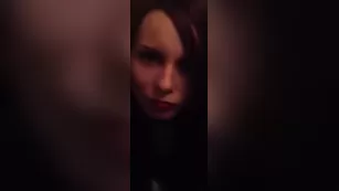 Манящая куртизанка erotic whisper снимает себя на телефон